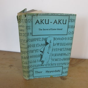 Puede incluir: Un libro azul turquesa titulado "AKU-AKU El Secreto de la Isla de Pascua" de Thor Heyerdahl. La portada presenta una ilustración en blanco y negro de una estatua moai.