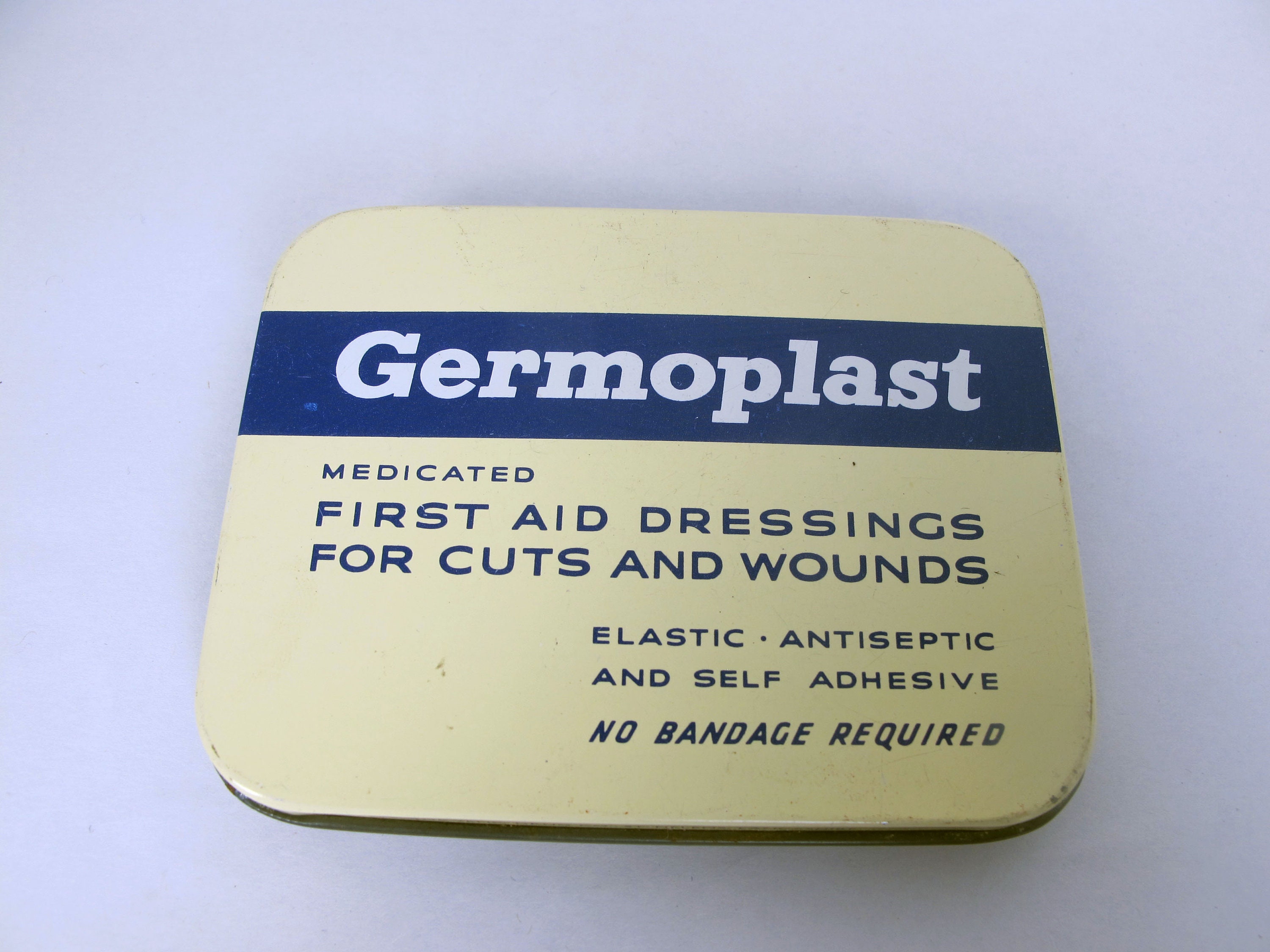 ヴィンテージのGermoplast缶。救急用包帯の空き缶。英国製 
