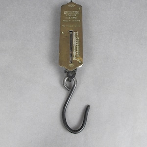 Antique weighing scale. Salters Pocket Balance No. 3 to weigh up to 50lb. Brass fishing portable scale. Made in England. Brass scale