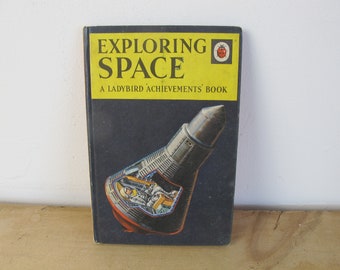 livre vintage Ladybird Exploring Space - A Ladybird Achievements book. Série 601.