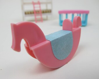 Muebles variados para casa de muñecas: literas, caballito balancín y parque infantil. Rosa, azul, blanco y tartán. Parque infantil de Lewis Galoob, 1989.