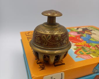 Campanulare vintage in ottone a forma di artiglio. Piccola campanella a forma di elefante. Ideale per yoga, meditazione e templi. Ottone inciso. Altezza 6,5 cm (2,5 pollici).