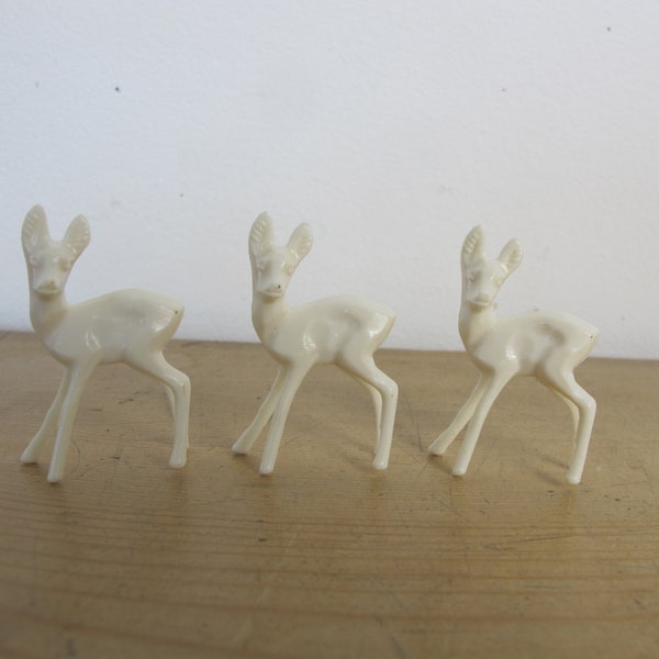 figurines vintage de cerf en plastique blanc - lot de trois. Affichage du bac de l'imprimante. Décoration de Noël. 1,5 pouces de haut