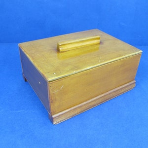 Vintage wooden box. Lidded wooden box. Keepsake box. Jewelry box. Hand made wood box