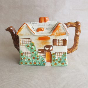 Vintage English Arthur Wood cottage teapot. Very cute!