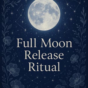 Może przedstawiać: Pełnia księżyca świeci jasno na ciemnoniebieskim niebie z białymi gwiazdami i wzorami kwiatowymi. Tekst "Full Moon Release Ritual" jest napisany białymi literami. Tekst "DIVINE HEALING ORACLE" jest napisany białymi literami na dole obrazu.