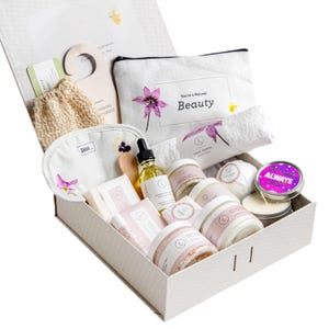 Lavender Spa Gift Set for Women, Organic Relaxation Kit, Bath & Body Set, Luxury Pampering Basket, Birthday Gift for Her