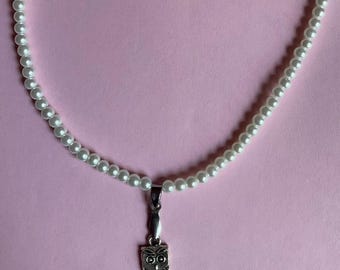 RaNdOmNeZ StudioWhite Faux Pearl Necklace With Owl Pendant