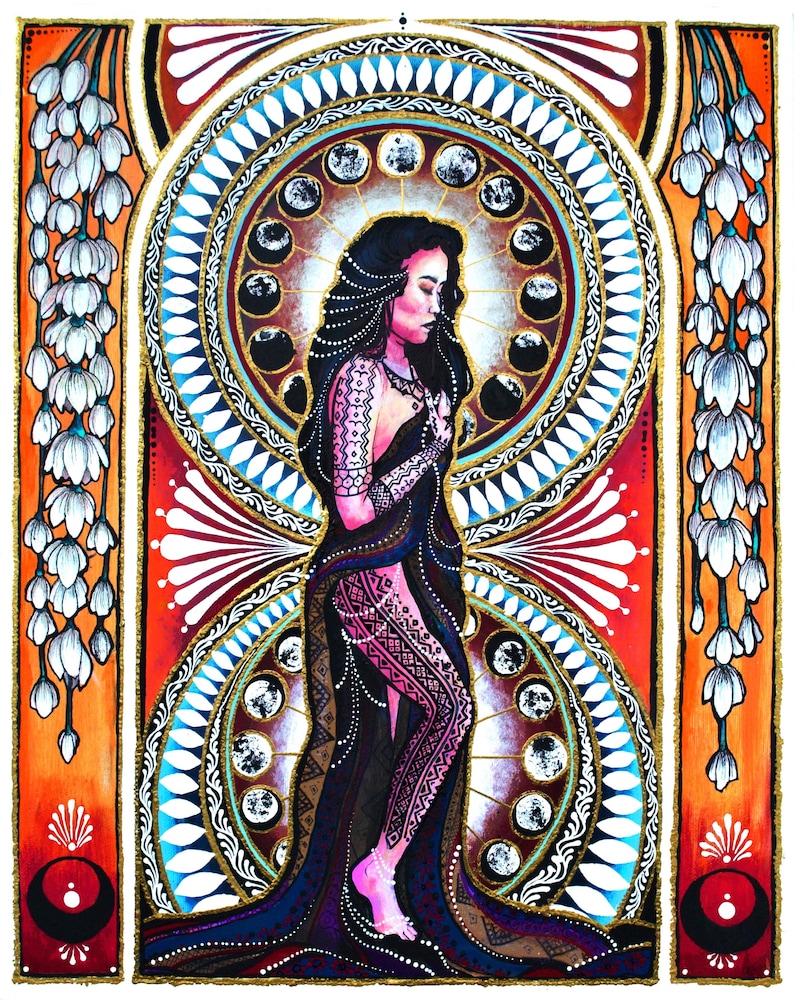 Op de afbeelding: Een vrouw met lang zwart haar en ingewikkelde tatoeages staat voor een kleurrijke mandala met een maanfasenontwerp. Ze draagt een zwarte jurk met een roze en wit patroon en een kralenketting. De achtergrond is in levendige oranje en rode tinten.