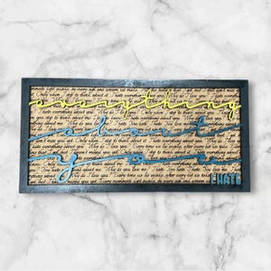 Soporte y marco para letras de canciones: Odio todo sobre ti (archivo digital únicamente)