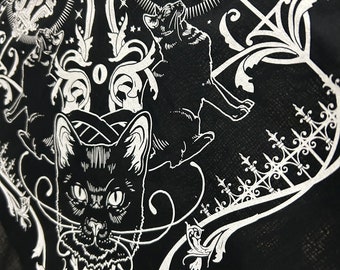 Puede incluir: Tela negra con un diseño blanco de tres gatos negros, un reloj y remolinos ornamentados. El diseño recuerda a un estilo gótico o victoriano.