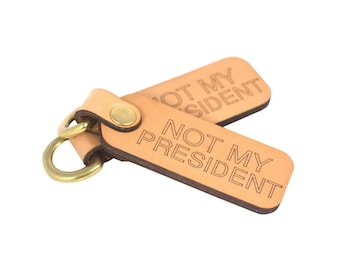 Chaveiro Not My President! Renda doada para caridade, Dump Trump, f*ck Trump, chaveiro de couro anti-Trump Political Dissent