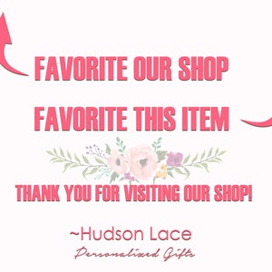 K&ouml;nnte beinhalten: Rosaer Text auf wei&szlig;em Hintergrund mit floralen Akzenten lautet "Favorite our shop", "Favorite this item" und "Thank you for visiting our shop!" mit einem nach oben zeigenden Pfeil neben jeder Textzeile. Der Text "~Hudson Lace Personalized Gifts" ist unten im Bild in Kursivschrift geschrieben.
