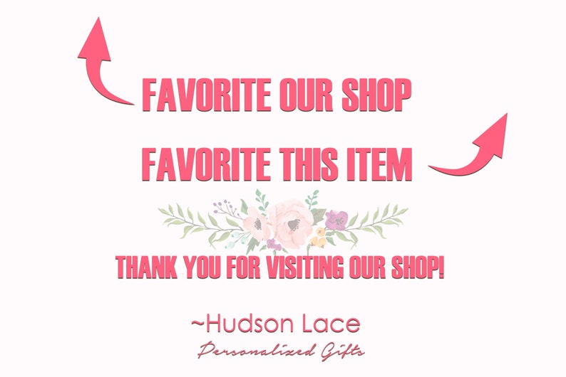 K&ouml;nnte beinhalten: Rosaer Text auf wei&szlig;em Hintergrund mit floralen Akzenten lautet "Favorite our shop", "Favorite this item" und "Thank you for visiting our shop!" mit einem nach oben zeigenden Pfeil neben jeder Textzeile. Der Text "~Hudson Lace Personalized Gifts" ist unten im Bild in Kursivschrift geschrieben.