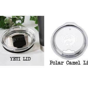 K&ouml;nnte beinhalten: Zwei verschiedene Arten von Deckeln f&uuml;r wiederverwendbare Becher. Ein schwarzer Yeti-Deckel mit einer schwarzen Gummidichtung und ein transparenter Polar Camel-Deckel mit einem wei&szlig;en Logo.
