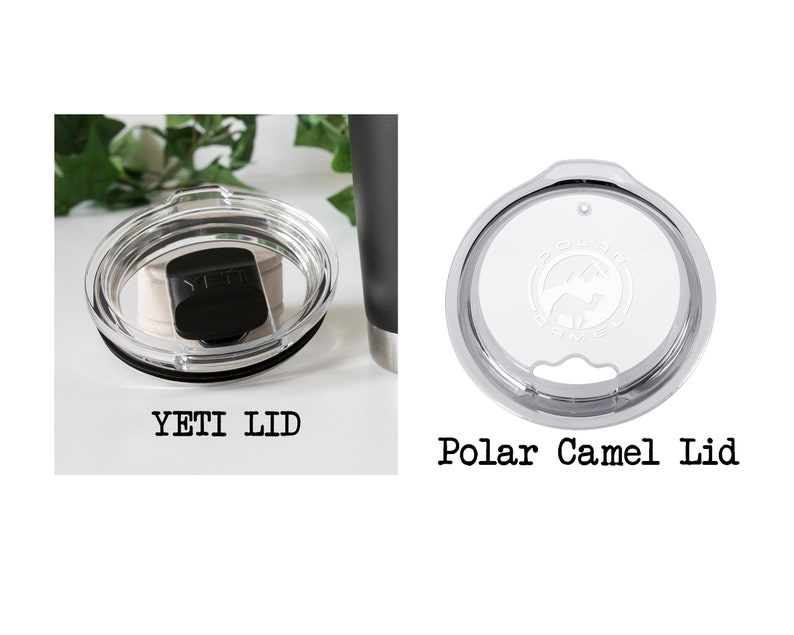 K&ouml;nnte beinhalten: Zwei verschiedene Arten von Deckeln f&uuml;r wiederverwendbare Becher. Ein schwarzer Yeti-Deckel mit einer schwarzen Gummidichtung und ein transparenter Polar Camel-Deckel mit einem wei&szlig;en Logo.