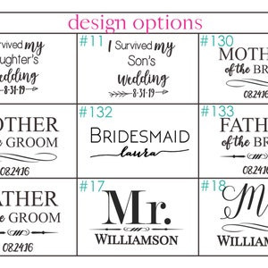 K&ouml;nnte beinhalten: Ein wei&szlig;er Hintergrund mit neun verschiedenen Designoptionen f&uuml;r Hochzeitsschilder. Die Designs beinhalten Text wie "Ich habe die Hochzeit meiner Tochter &uuml;berlebt", "Mutter der Braut", "Vater des Br&auml;utigams", "Brautjungfer" und "Herr Williamson".