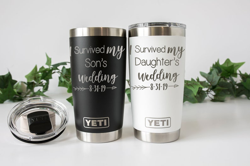 K&ouml;nnte beinhalten: Zwei YETI Becher aus Edelstahl mit schwarzen und wei&szlig;en Deckeln. Der schwarze Becher tr&auml;gt den Text "I Survived My Son's Wedding 8-31-19" und der wei&szlig;e Becher tr&auml;gt den Text "I Survived My Daughter's Wedding 8-31-19".