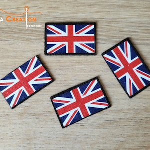 Könnte beinhalten: Vier kleine Bügelbilder mit der Union Jack Flagge des Vereinigten Königreichs. Die Patches sind rot, weiß und blau und haben einen schwarzen Rand.