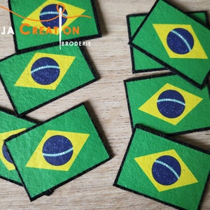 以下が含まれることがあります： ブラジルの国旗が描かれた緑、黄色、青の布製パッチ8個セット。パッチは長方形で、黒い縁取りがされています。