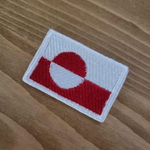 Peut inclure: Écusson brodé représentant le drapeau du Groenland. Le patch rectangulaire a un fond blanc avec une bande rouge en bas et un cercle rouge et blanc sur le côté gauche. Le patch est bordé d'une couture blanche.