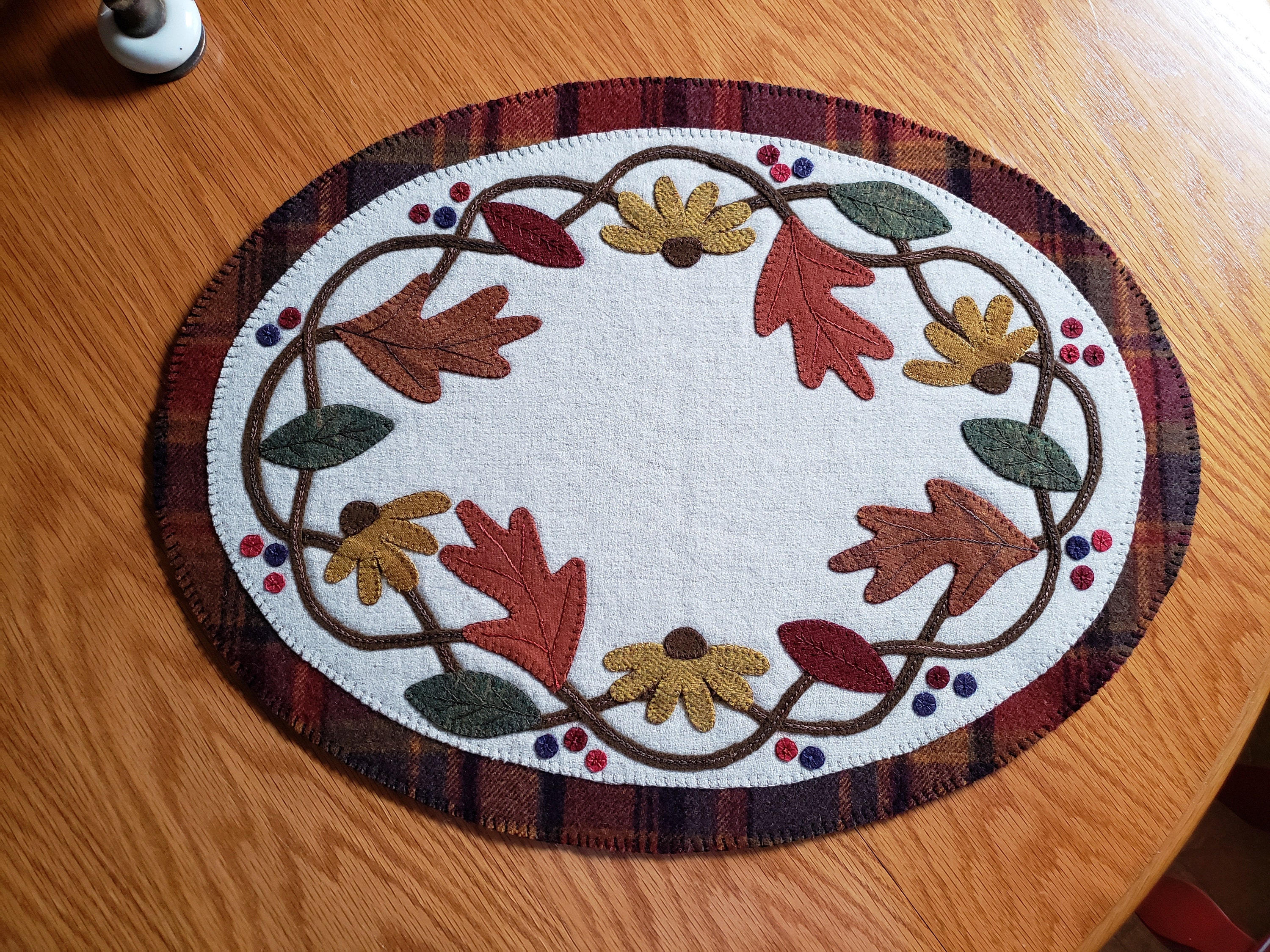 Wool Applique Kit white Flower Table Mat Pattern by Primitive