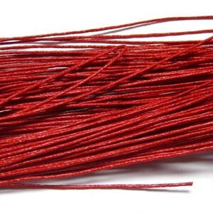Puede incluir: Un paquete de cordón de algodón encerado rojo, perfecto para manualidades y la elaboración de joyas.