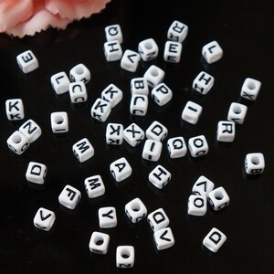1000pcs venta por mayor 6mm alfabeto cubo, granos, Plaza de la carta, letra negra fondo blanco letra grano con orificio de 3mm de diámetro
