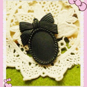 Wholesale 50pcs White/Black Vintage Resin Bowknot Flower Accessories Pendant Charm/Finding,Base Setting Tray,Fit 18mmx25mm Cabochon/Cameo