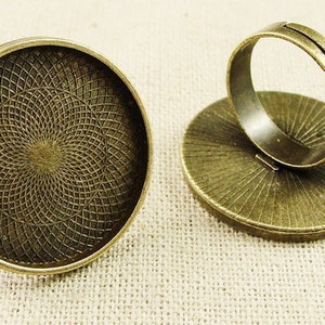 Op de afbeelding: Twee bronzen ringblanken met een cirkelvormig ontwerp. Een ringblank is plat en de andere is een ringbasis.