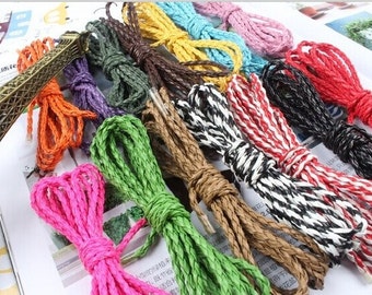 Puede incluir: Una variedad de cordones trenzados en diferentes colores, incluyendo naranja, morado, verde, rosa, amarillo, azul, marrón, negro, blanco y rojo. Los cordones están hechos de un material tejido y tienen aproximadamente 1,2 cm de ancho.