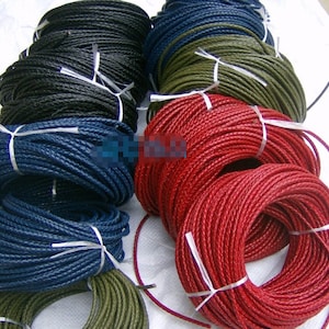 Puede incluir: Surtido de cordones de cuero trenzados en varios colores, incluyendo rojo, azul, verde y negro. Los cordones están enrollados en bobinas y están listos para proyectos de artesanía.