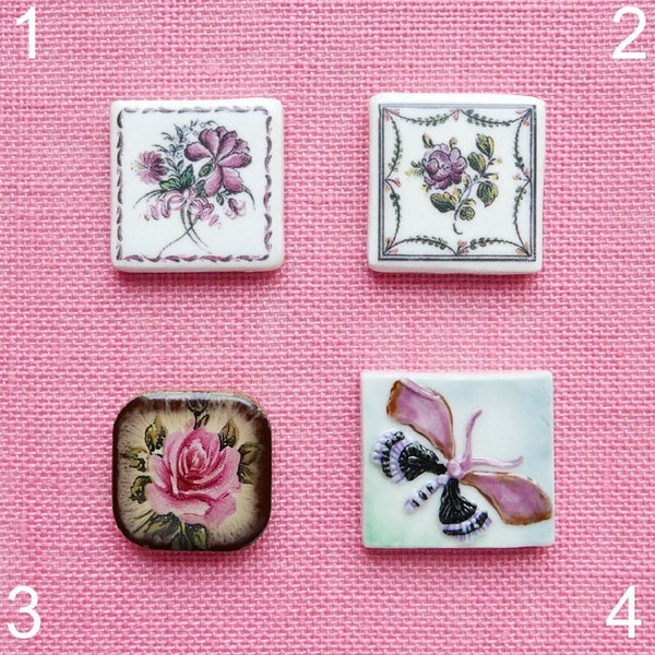 Feve Clamecy Carreaux de Mosaïque Florale, Papillon Gallé, Porcelaine Miniature Signé au Dos, Décor de Gateau des Rois, Epiphanie