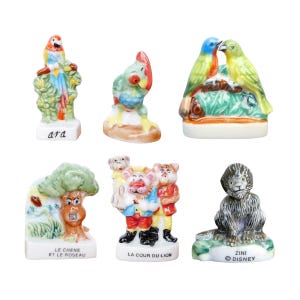 Vintage porseleinen Franse Feve: vogelbeeldje, papegaai, parkiet, fabels van La Fontaine, aap, poppenhuisminiatuur