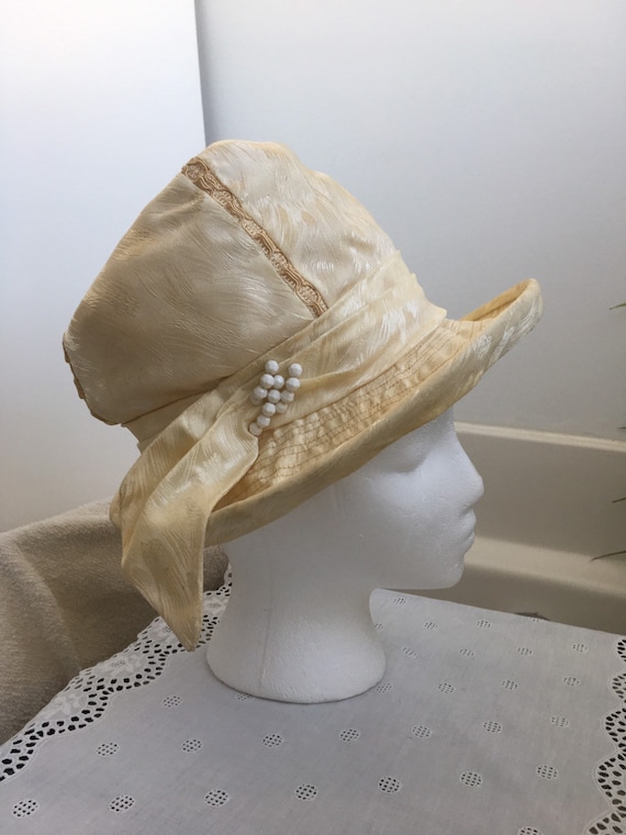 Cream brocade cloche hat vintage 1930 Gem