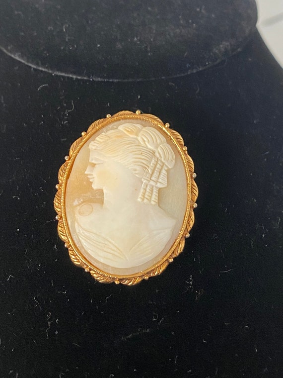 1950 Shell Cameo Pin