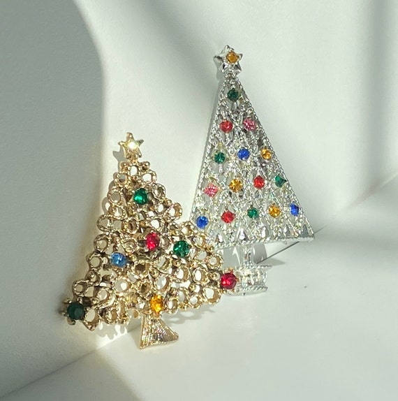Two Unmarked Vintage 1960 Christmas Tree Pins Bro… - image 1