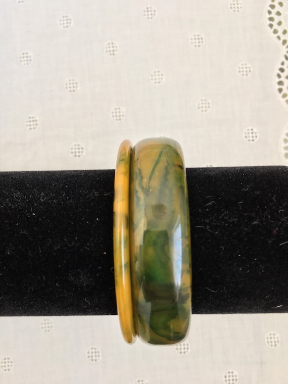 Creamed spinach Bakelite bangle set - image 2