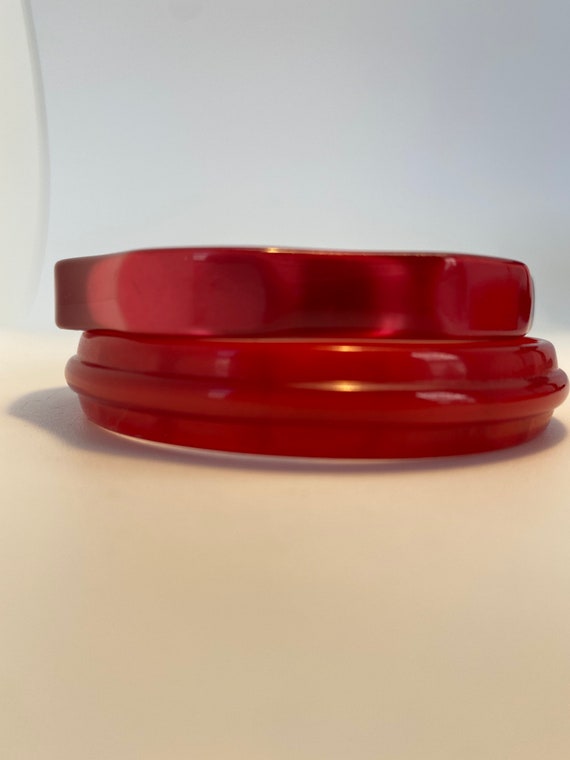 Two Red Pearlescent Lucite Bangles Vintage 1950 - image 2