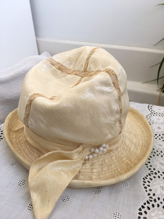 Cream brocade cloche hat vintage 1930 Gem