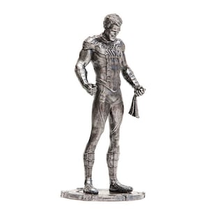 Puede incluir: Una estatua plateada de Spider-Man, de pie sobre una base circular. La figura est&aacute; en una pose din&aacute;mica, sosteniendo una telara&ntilde;a en una mano y con la otra mano en la cadera. La estatua tiene detalles intrincados.