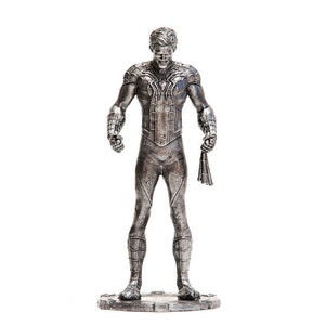 Puede incluir: Figura plateada de Spider-Man de pie sobre una base texturizada. La figura est&aacute; detallada con patrones de telara&ntilde;a y sostiene una telara&ntilde;a en una mano. El superh&eacute;roe est&aacute; representado en una pose din&aacute;mica.