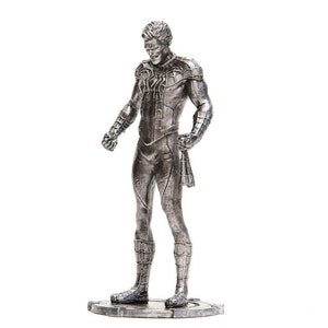 Puede incluir: Figura plateada de un superh&eacute;roe en pose din&aacute;mica, sobre una base circular. La figura presenta una armadura detallada y un dise&ntilde;o de telara&ntilde;a en el pecho. El superh&eacute;roe mira hacia abajo, con un brazo doblado y el otro a su lado.