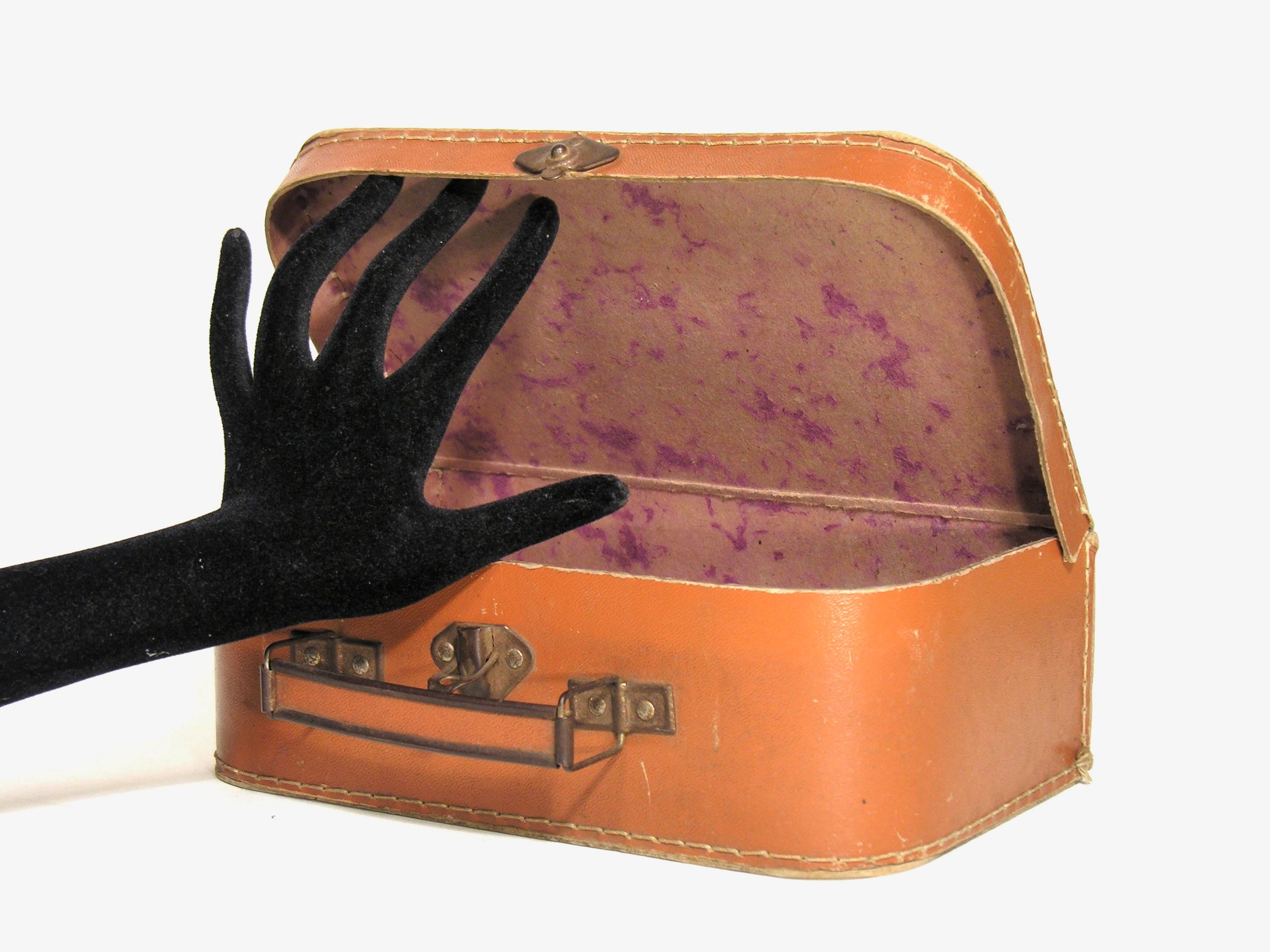 Qui A écrit La Valise En Carton