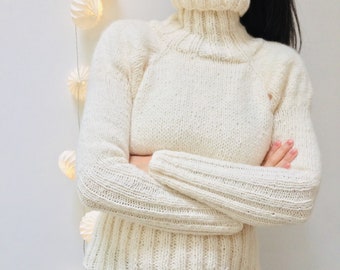 Vintage bobble knit turtle neck sweater with long raglan sleeves and oversized slouchy fit  s  1980s