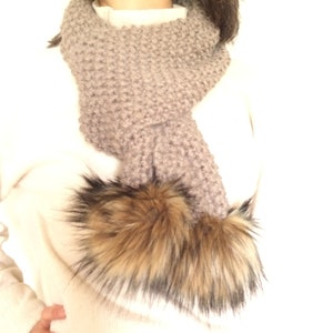 Instant download best friend gift pompom scarf Knitting pattern, infinity scarf, PDF, pom pom, chunky, gift for her, DIY, scarf pattern