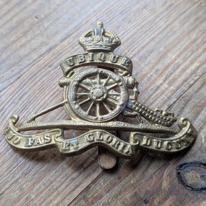 Antique R.A. 1940&#39;s WW2 Royal Artillery Ubique cap badge