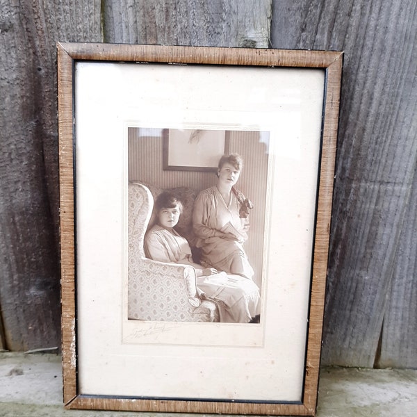 Photographie vintage des années 30 de belles femmes dans un fauteuil