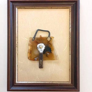 Broche único como objeto en marco, ágata, hierro ventana histórica y pintura, oro amarillo de 18 quilates.