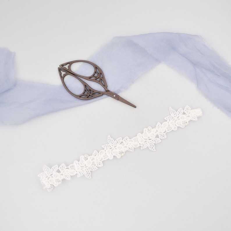 Wedding garter \u2022 Super sleek garter \u2022 Floral lace garter \u2022 Freshwater pearl garter \u2022 Bridal Garter